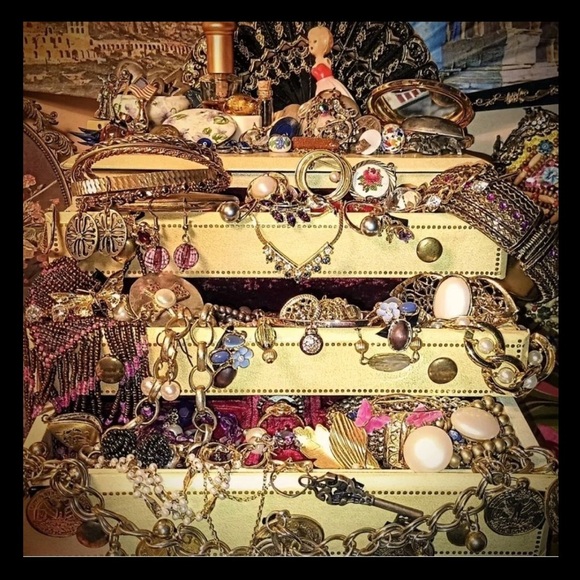 4 LBs vintage Costume GOLD & SILVER Jewelry Lot~ Signed & Unsigned All Wearable - Picture 1 of 8